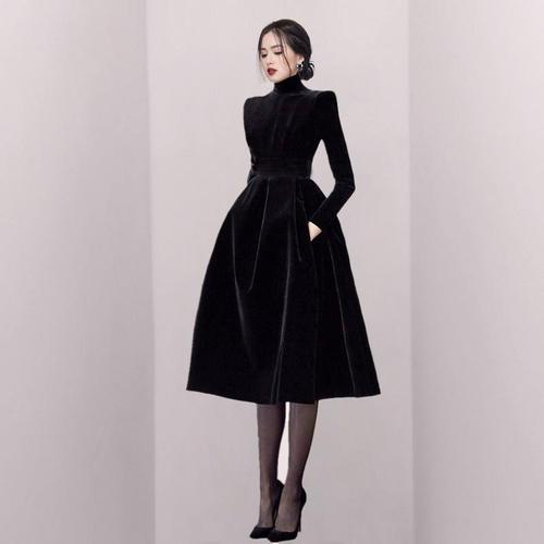 黑色连衣裙外套搭配图 黑色连衣裙的搭配图片