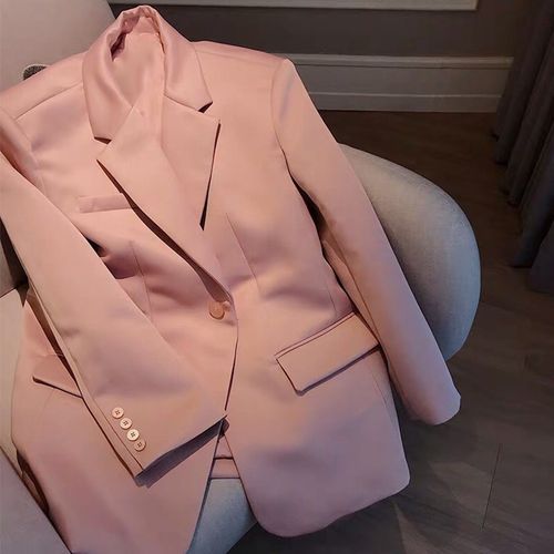 粉色西装外套配什么内搭最好看