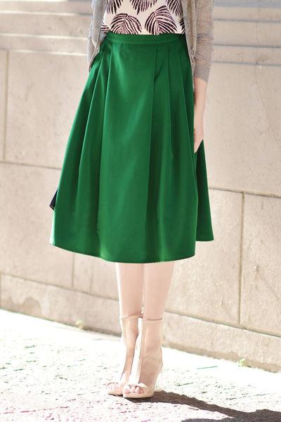 绿色半身裙搭配什么颜色上衣 浅绿色半身裙搭配