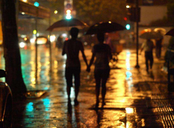 情侣雨中漫步背影图片