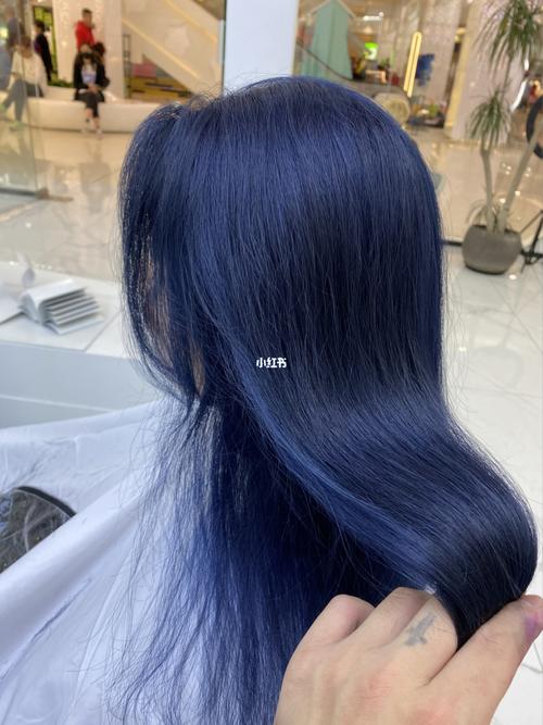 蓝黑色的头发