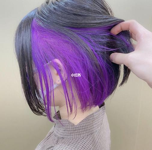 紫色头发挑染什么颜色好看 紫红色挑染发型图片