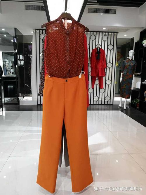 橘色裤子搭配什么颜色上衣最佳