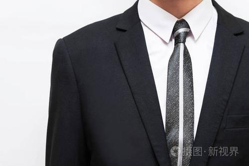 黑西装白衬衫配什么领带
