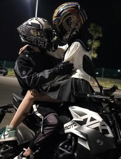 情侣摩托车图片 情侣摩托车骑行的照片