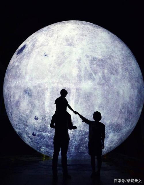 情侣一起看月亮图片