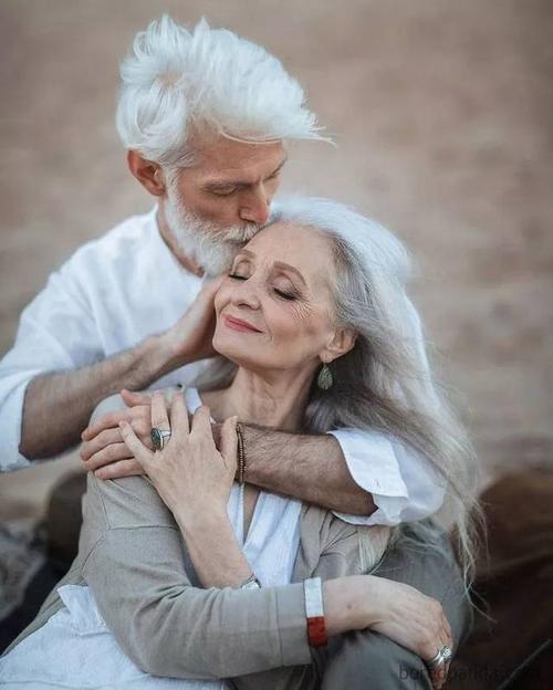温馨的老年人情侣图片