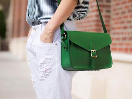 绿色包包与衣服颜色搭配