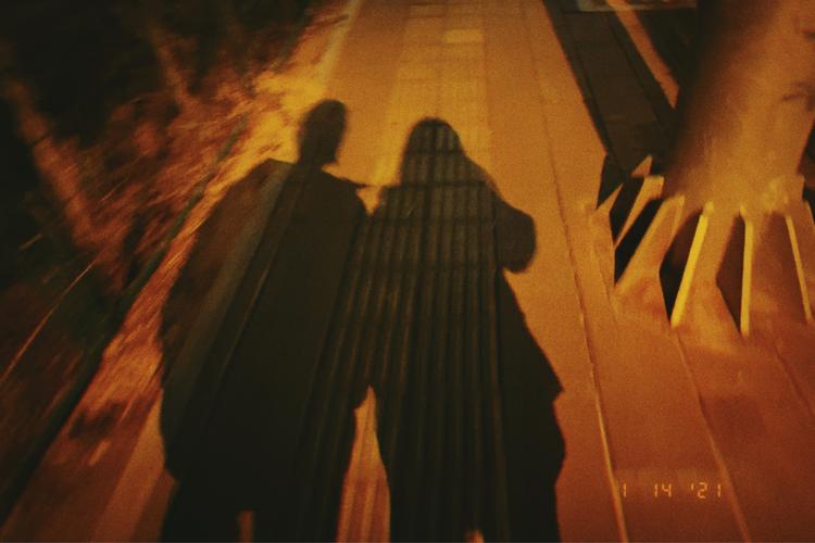 夜晚情侣走路影子图片
