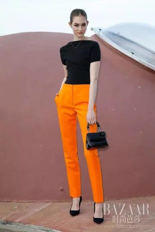 橙色裤子配什么颜色上衣好看