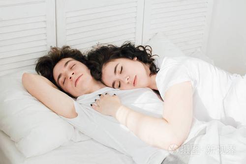 情侣抱在一起睡觉图片