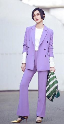 紫色西装配什么内搭