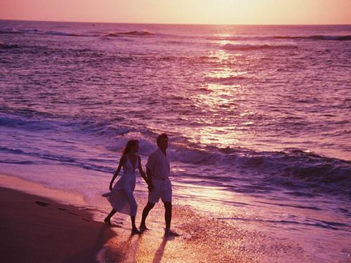 情侣在海边图片