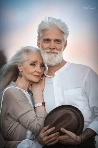 温馨的老年人情侣图片