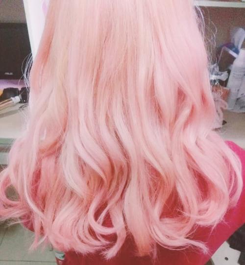 头发粉红色