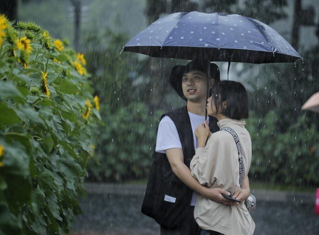 雨中情侣图片
