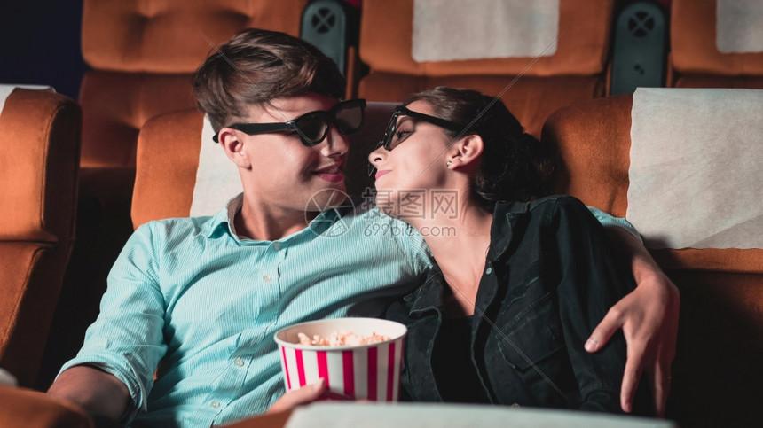 情侣看电影的图片