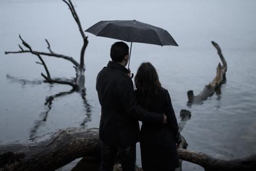 情侣雨天打伞唯美图片