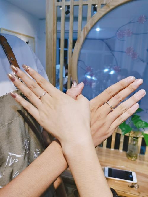 情侣戴戒指拍照的手势图片