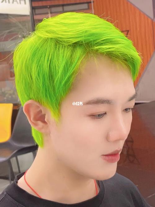 绿色头发男生 绿色头发男生图片二次元