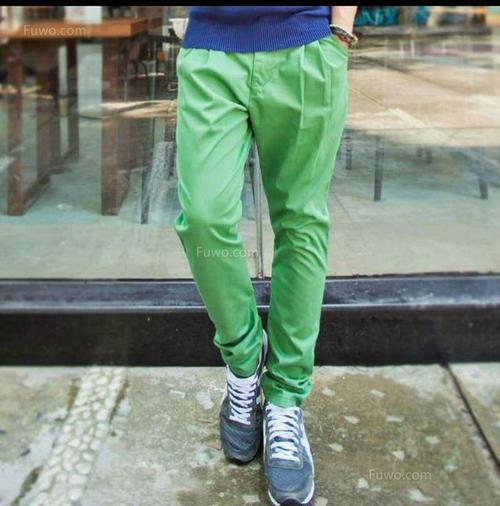 绿裤子搭配什么颜色的上衣好看
