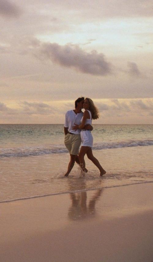 沙滩浪漫情侣图片