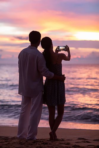 情侣在海边图片