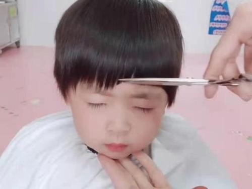 儿童剪头发