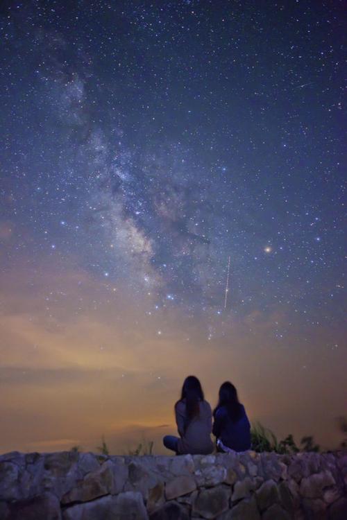 情侣看星空的图片
