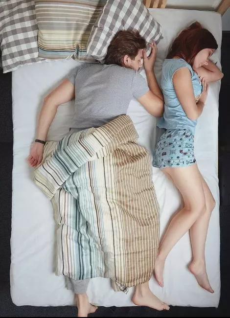 床上情侣图片 情侣卧室图片