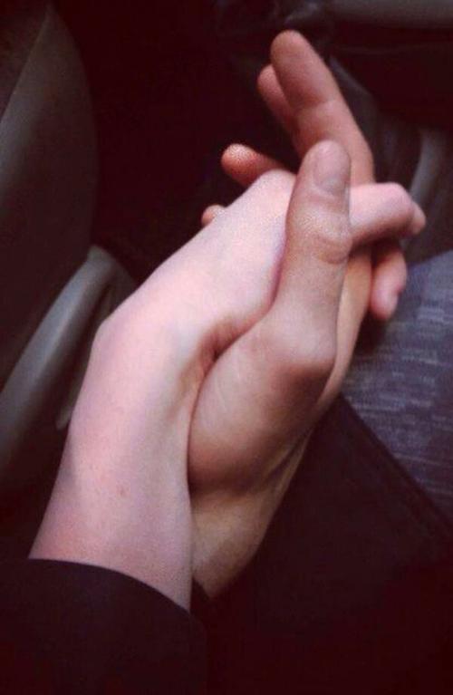 情侣手握着手的图片