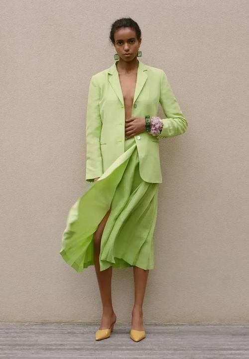 浅绿色外套配什么颜色内搭配图 淡绿色外套搭配什么颜色
