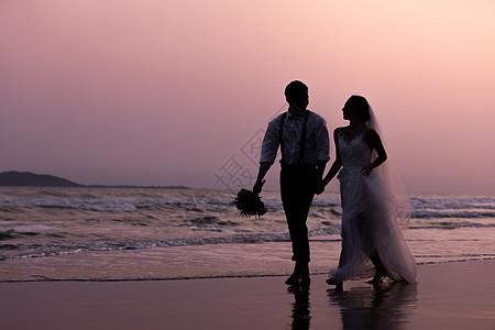 情侣海边散步图片