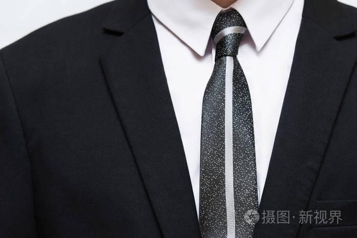 黑色衬衣配什么颜色的领带