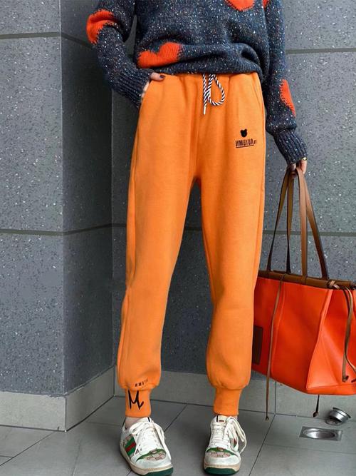 橙色衣服配什么裤子好看