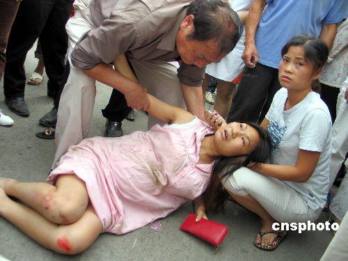 南京车祸孕妇孩子被撞出图片