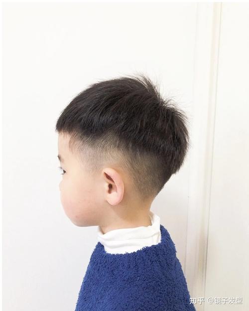 小男孩理发的发型
