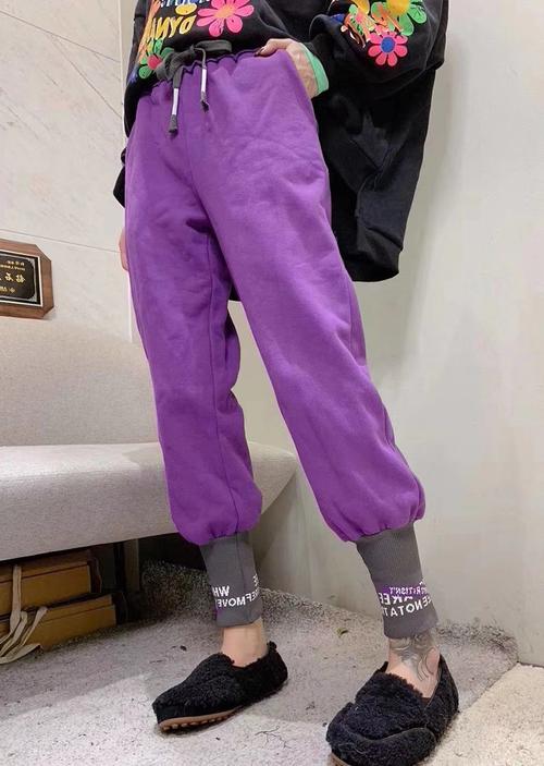 紫色卫裤搭配什么颜色的上衣