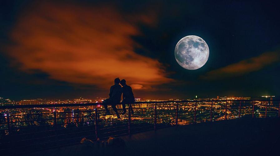 情侣看月亮图片
