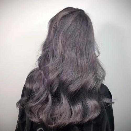 紫灰色的头发
