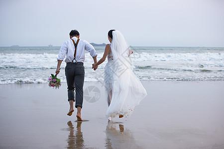 情侣沙滩图片