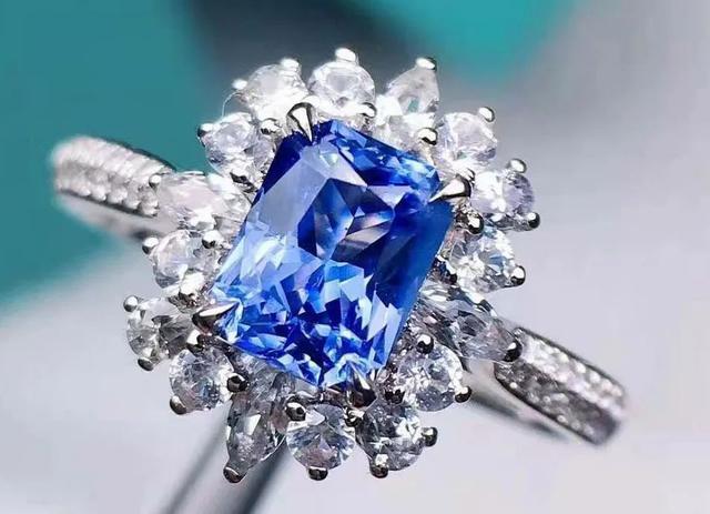 宝石蓝色配什么颜色好看 宝石蓝与什么颜色搭配