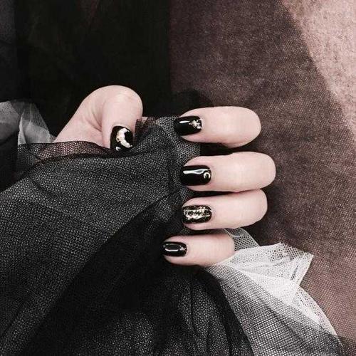 黑色指甲油美甲图案 黑色的指甲油图片