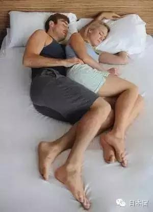 情侣睡觉各种抱法图片