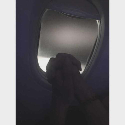 飞机上情侣牵手图片