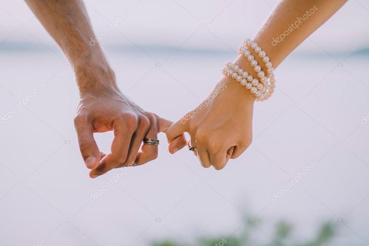 情侣手握着手的图片