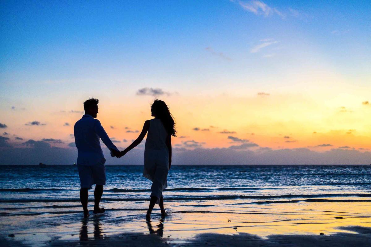 情侣海边散步图片 情侣在海边的图片