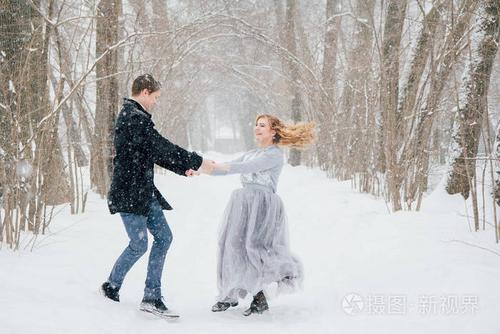 情侣冬季图片