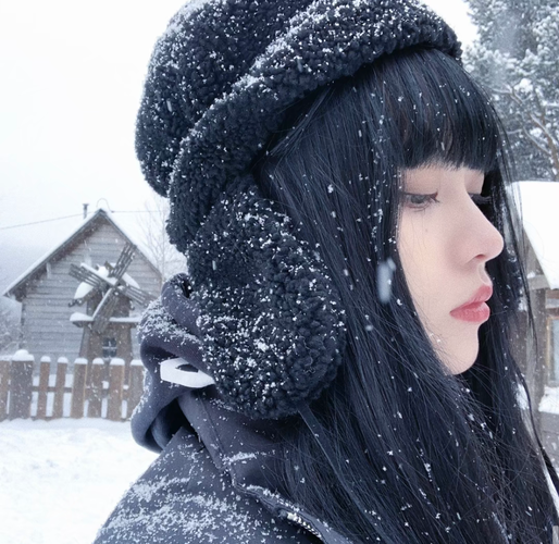 冬天下雪的唯美女生头像