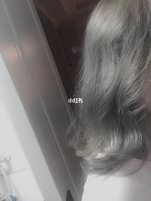 浅蓝灰色头发